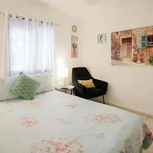 לבקר במלון